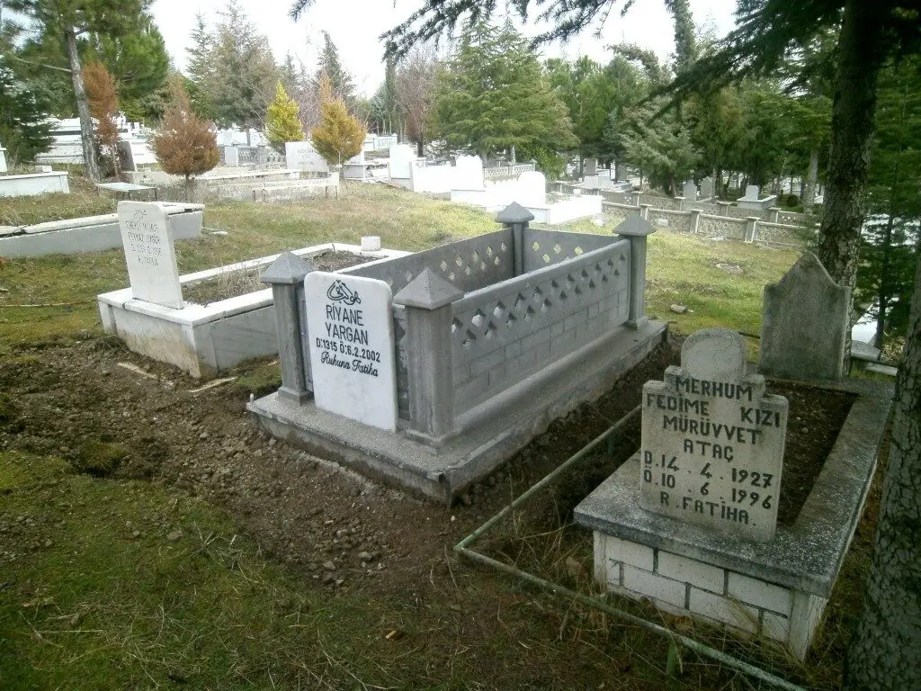 Isparta’da yapılmış, çerçeveli ve baş taşlı bir kabir — 1