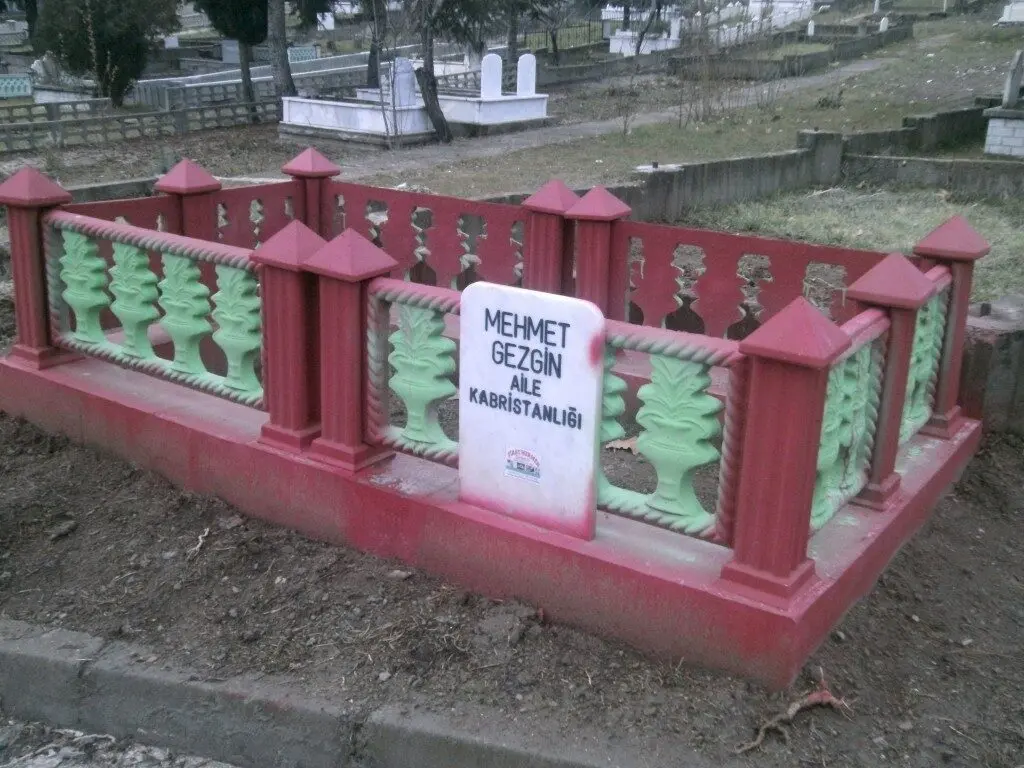 Isparta’da yapılmış, çerçeveli ve baş taşlı bir kabir — 8