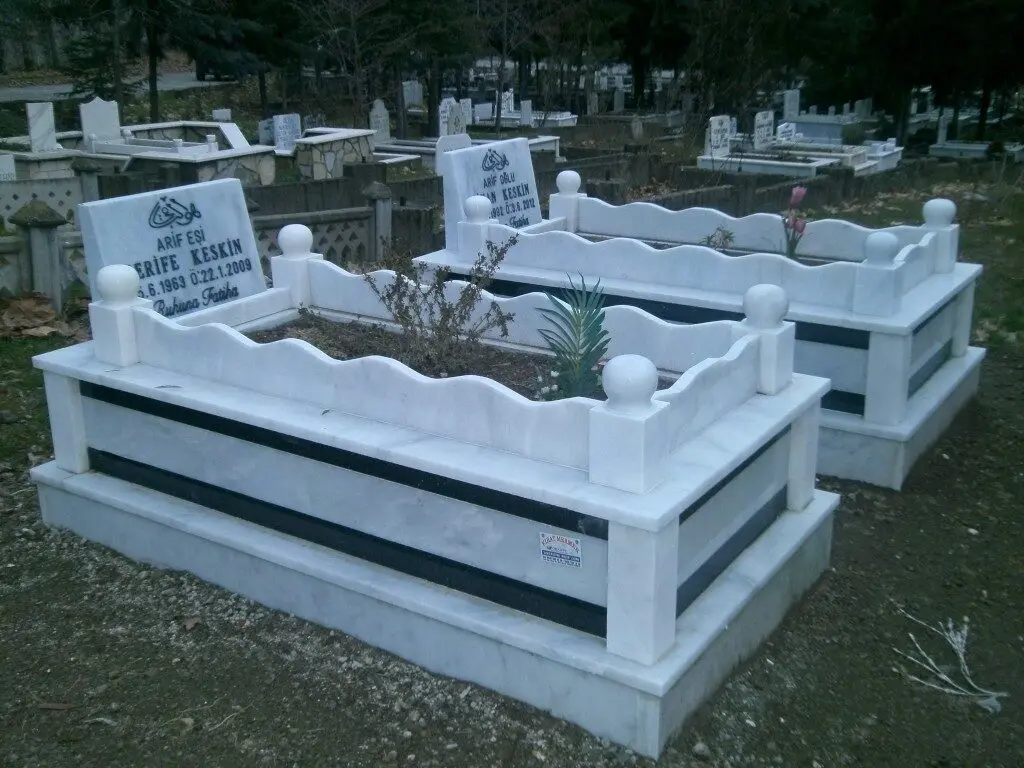 Isparta’da yapılmış, çerçeveli ve baş taşlı bir kabir — 11