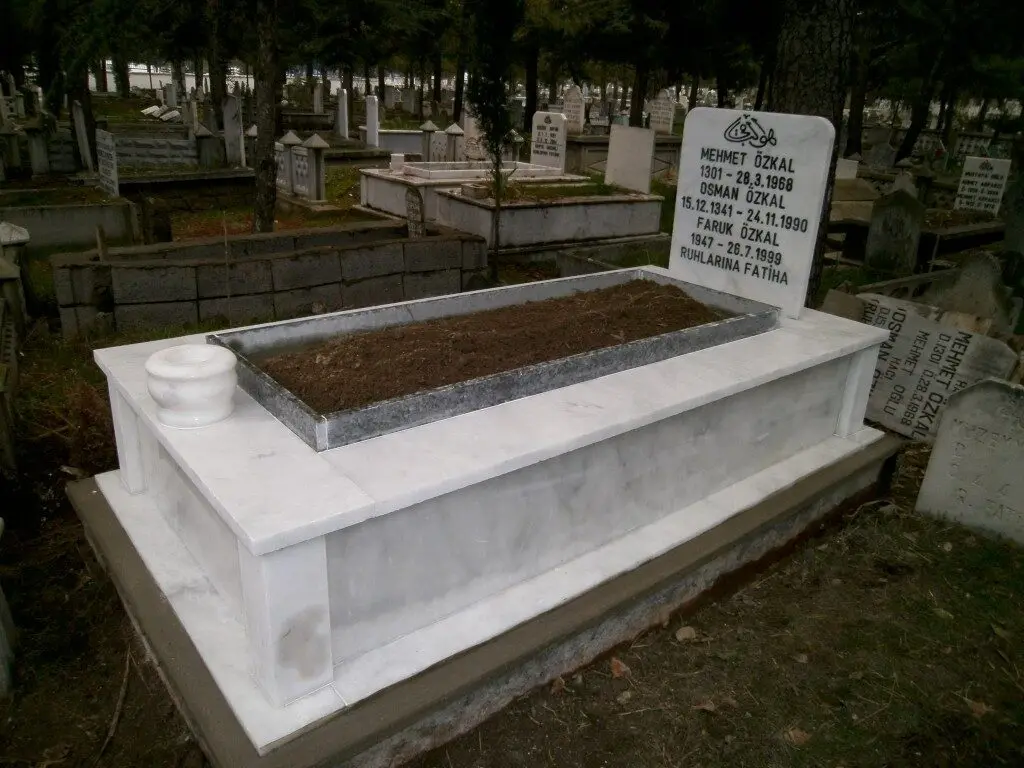 Isparta’da yapılmış, çerçeveli ve baş taşlı bir kabir — 14