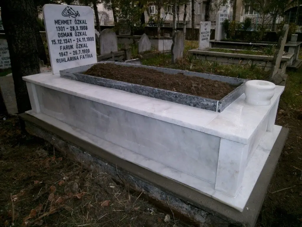 Isparta’da yapılmış, çerçeveli ve baş taşlı bir kabir — 15