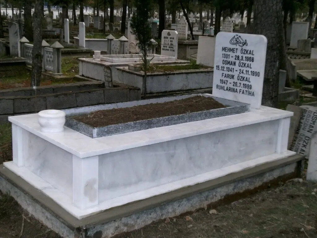 Isparta’da yapılmış, çerçeveli ve baş taşlı bir kabir — 16