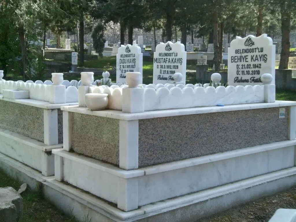 Isparta’da yapılmış, çerçeveli ve baş taşlı bir kabir — 17