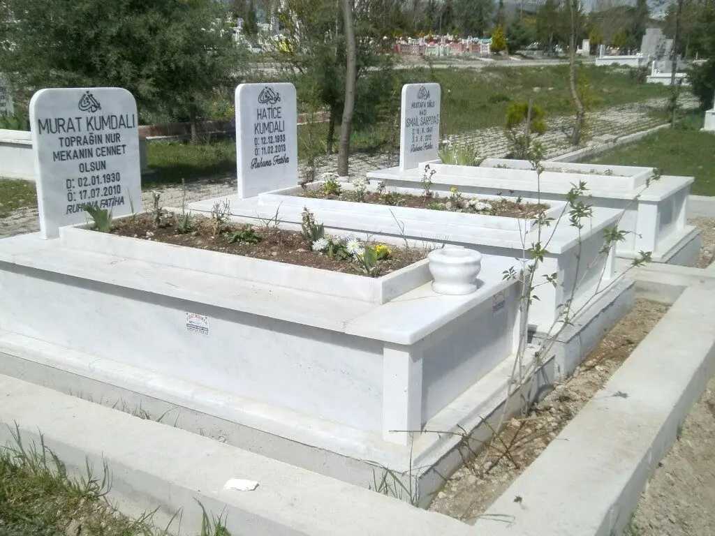 Isparta’da yapılmış, çerçeveli ve baş taşlı bir kabir — 22