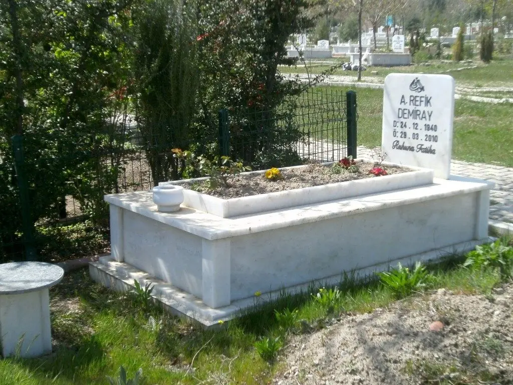 Isparta’da yapılmış, çerçeveli ve baş taşlı bir kabir — 23