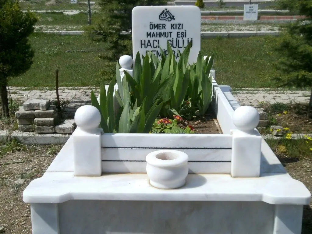 Isparta’da yapılmış, çerçeveli ve baş taşlı bir kabir — 24