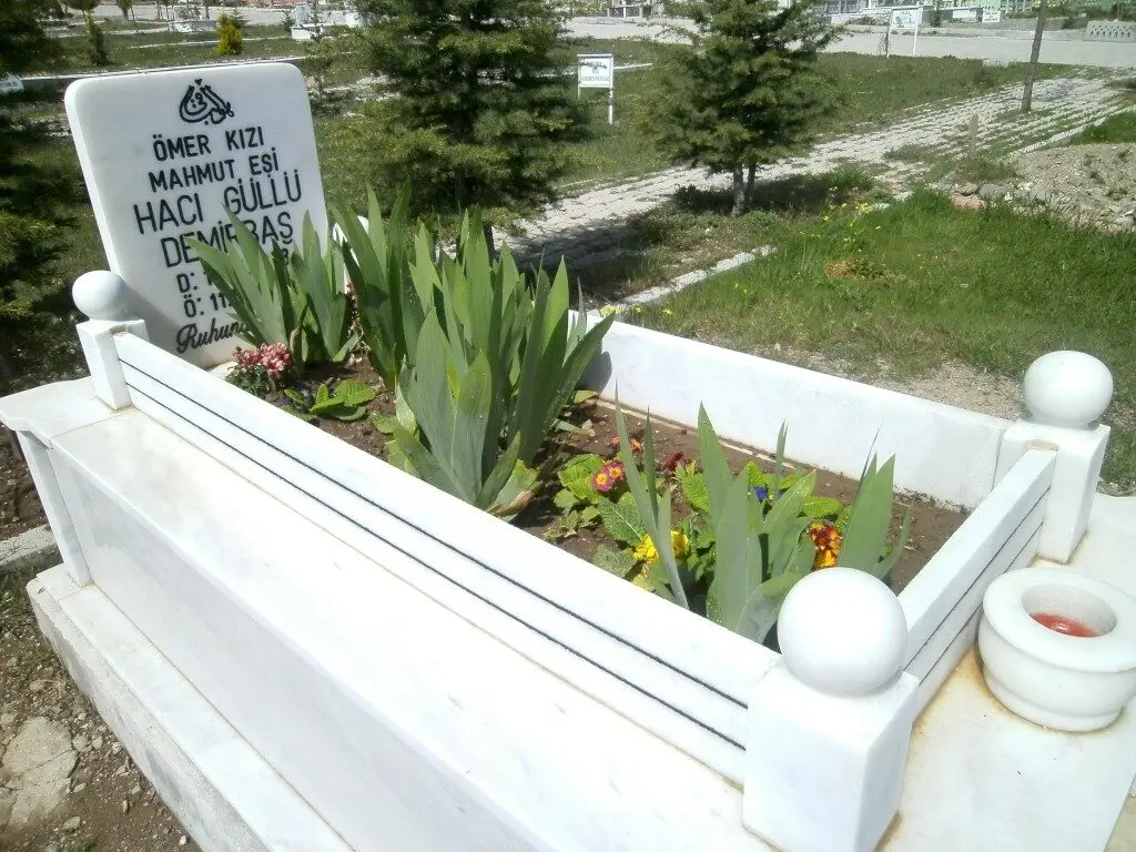Isparta’da yapılmış, çerçeveli ve baş taşlı bir kabir — 25