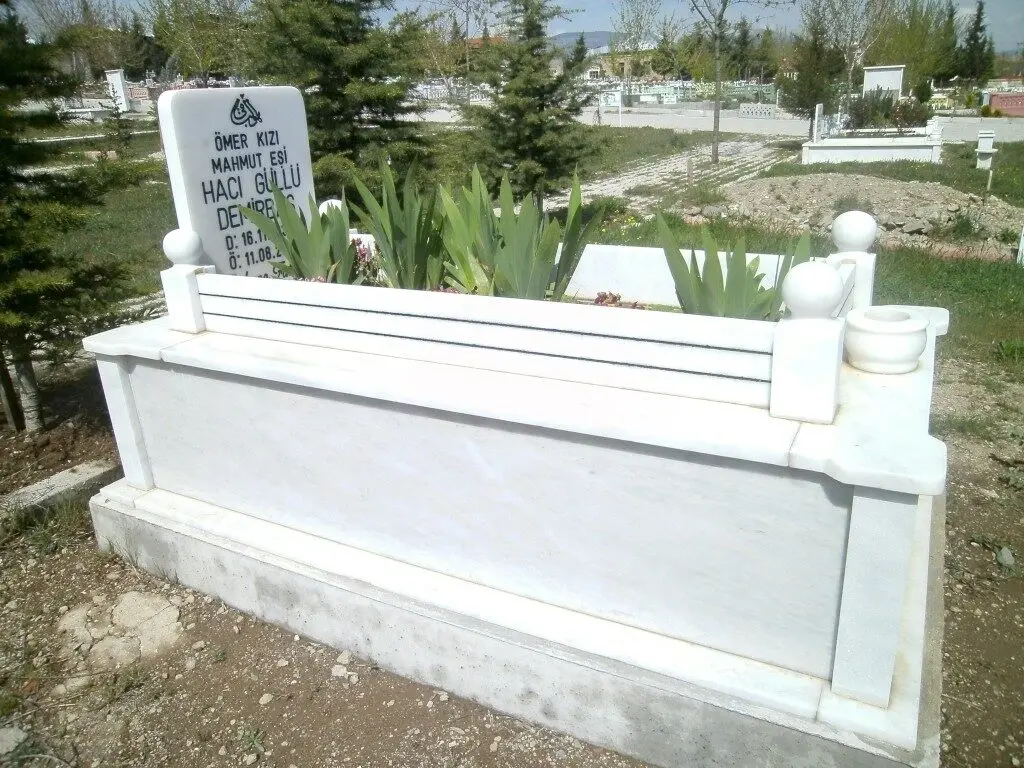 Isparta’da yapılmış, çerçeveli ve baş taşlı bir kabir — 26