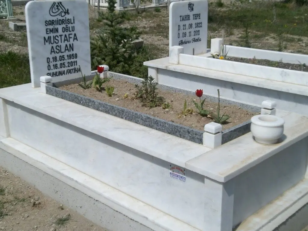 Isparta’da yapılmış, çerçeveli ve baş taşlı bir kabir — 30