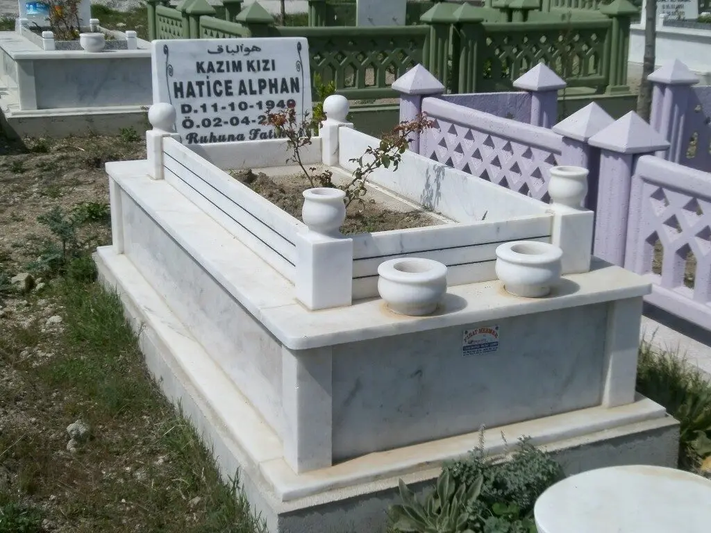 Isparta’da yapılmış, çerçeveli ve baş taşlı bir kabir — 31