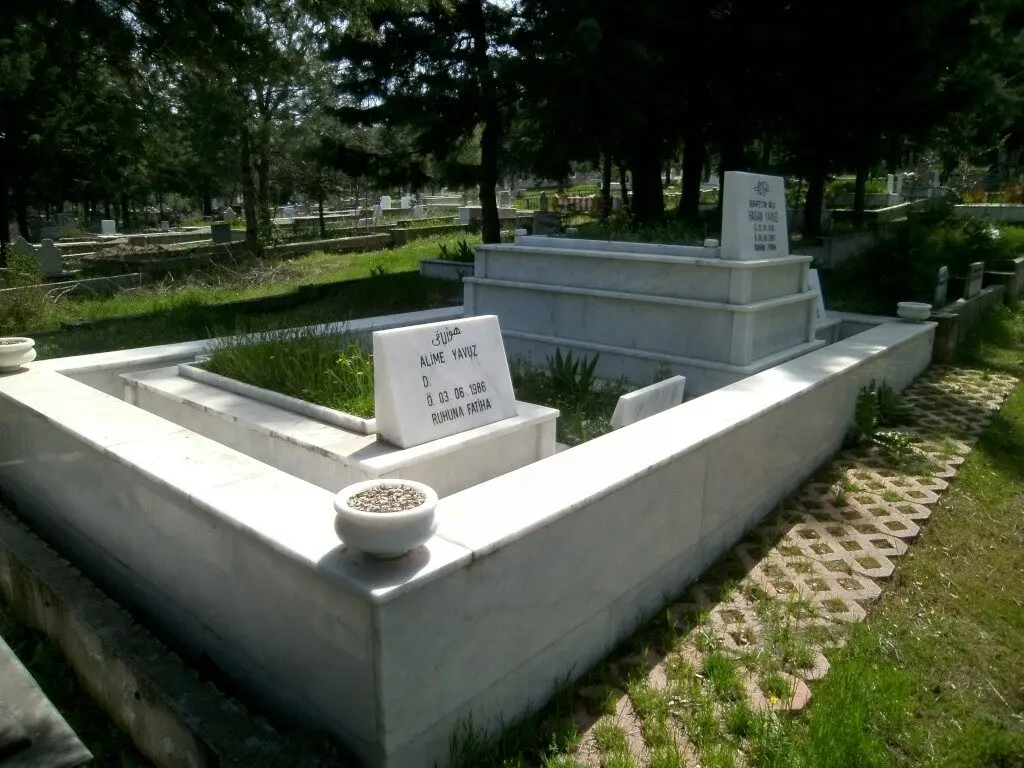 Isparta’da yapılmış, çerçeveli ve baş taşlı bir kabir — 33