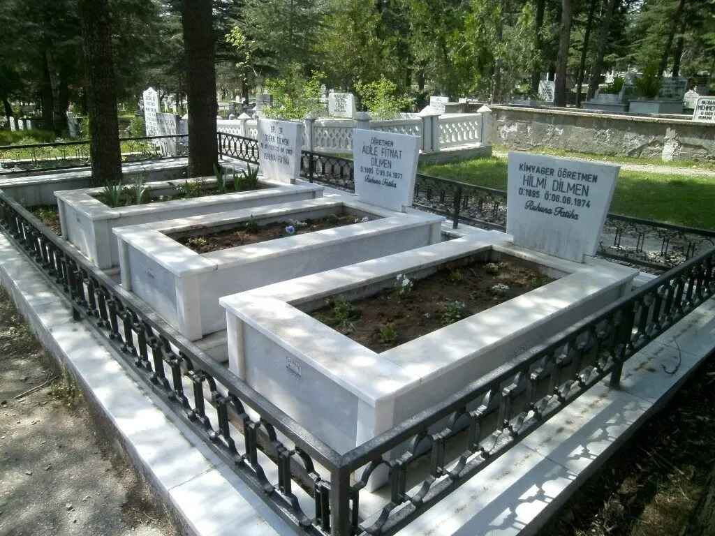 Isparta’da yapılmış, çerçeveli ve baş taşlı bir kabir — 34