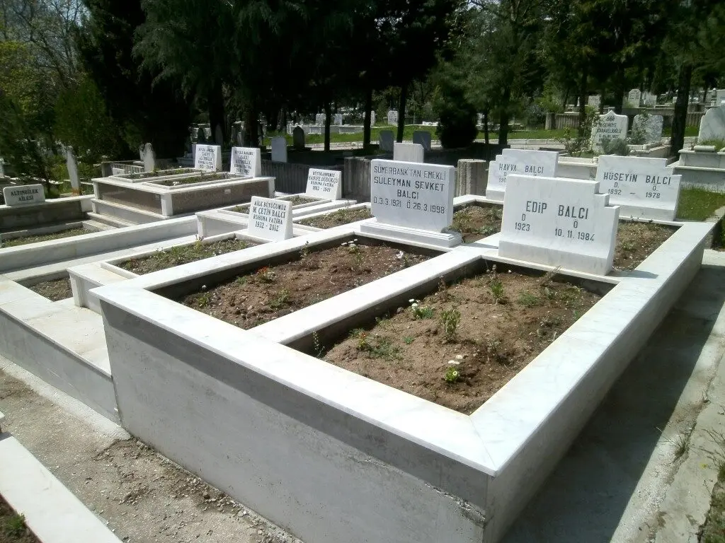 Isparta’da yapılmış, çerçeveli ve baş taşlı bir kabir — 36