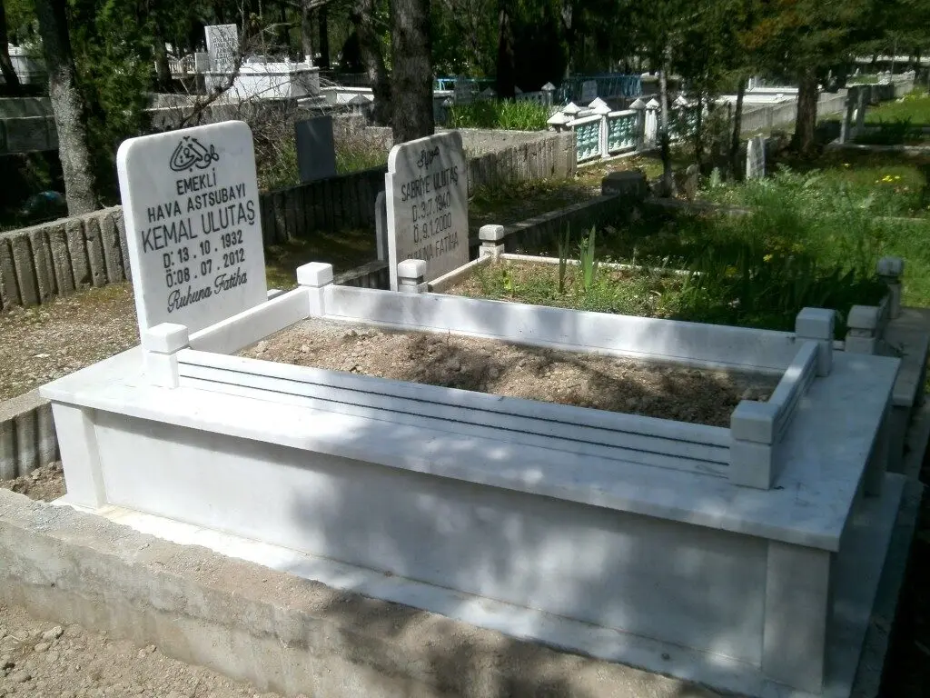 Isparta’da yapılmış, çerçeveli ve baş taşlı bir kabir — 43