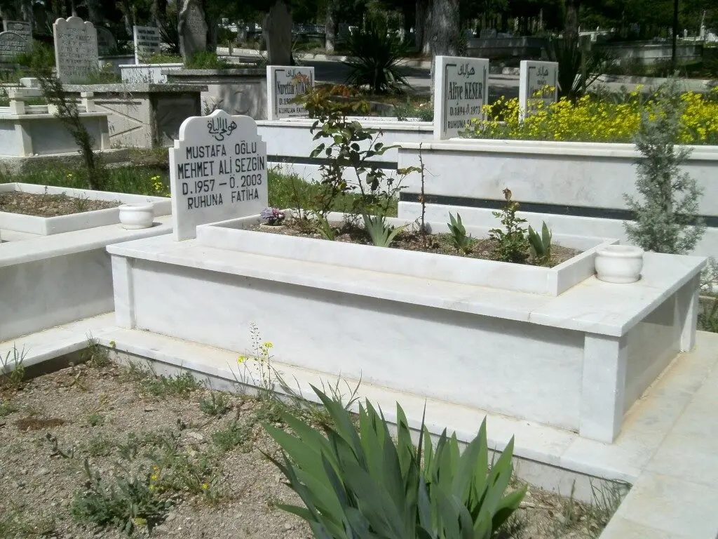 Isparta’da yapılmış, çerçeveli ve baş taşlı bir kabir — 44