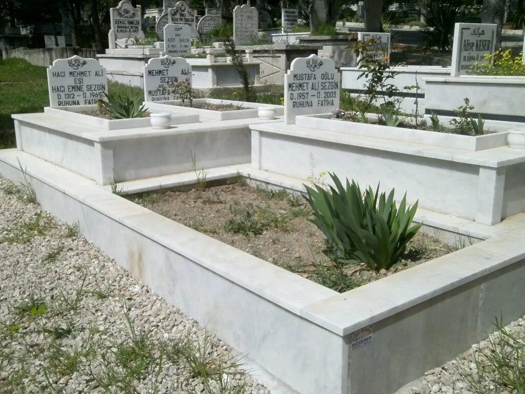 Isparta’da yapılmış, çerçeveli ve baş taşlı bir kabir — 45