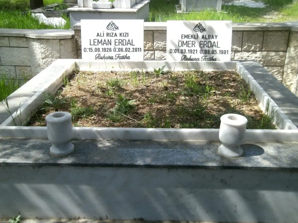 Isparta’da yapılmış, çerçeveli ve baş taşlı bir kabir — 47