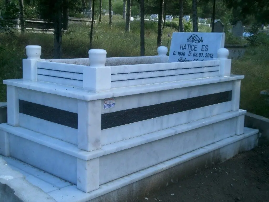 Isparta’da yapılmış, çerçeveli ve baş taşlı bir kabir — 49