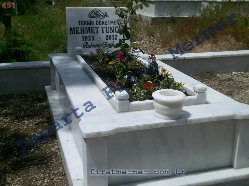 Isparta’da yapılmış, çerçeveli ve baş taşlı bir kabir — 54