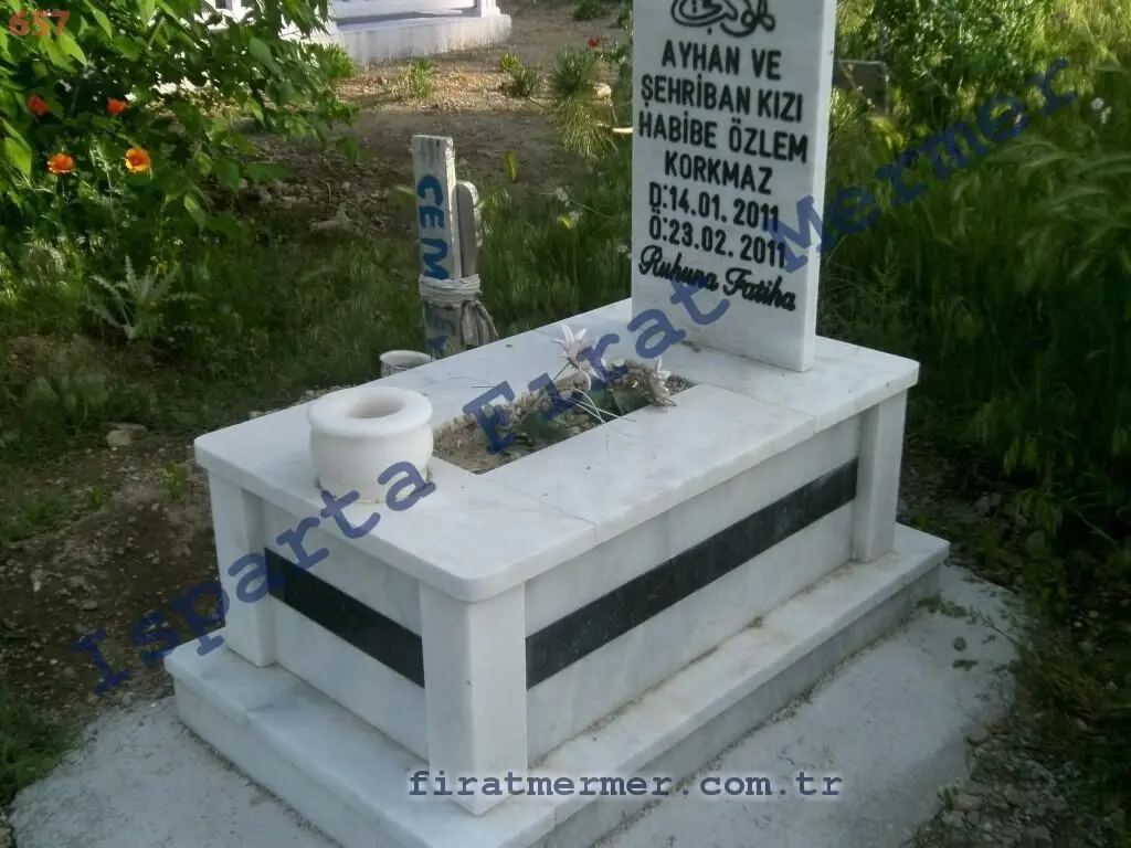 Isparta’da yapılmış, çerçeveli ve baş taşlı bir kabir — 60