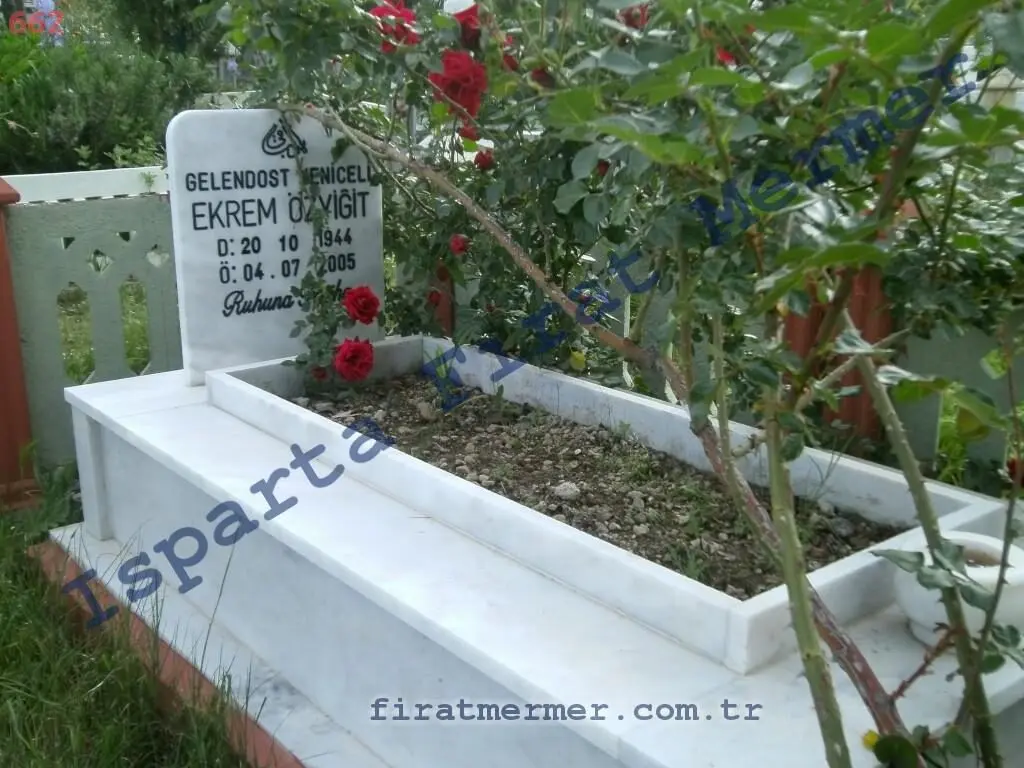 Isparta’da yapılmış, çerçeveli ve baş taşlı bir kabir — 65
