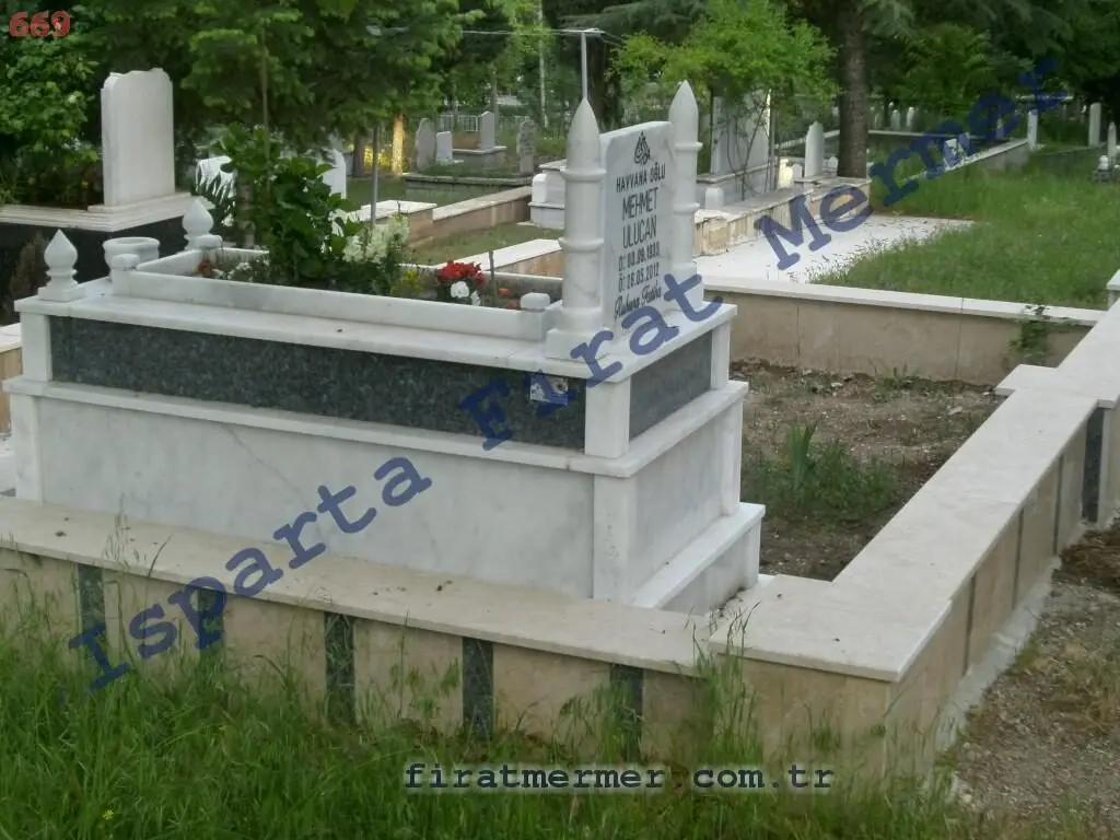 Isparta’da yapılmış, çerçeveli ve baş taşlı bir kabir — 72