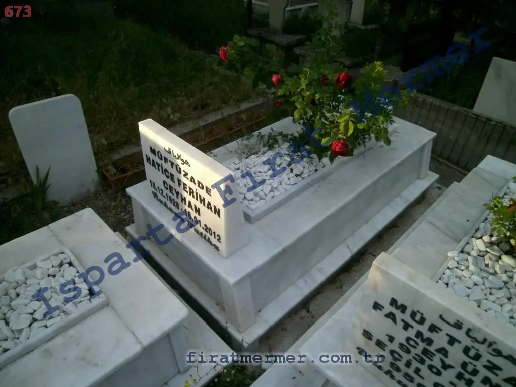 Isparta’da yapılmış, çerçeveli ve baş taşlı bir kabir — 74