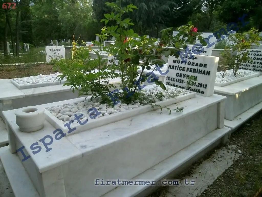 Isparta’da yapılmış, çerçeveli ve baş taşlı bir kabir — 75