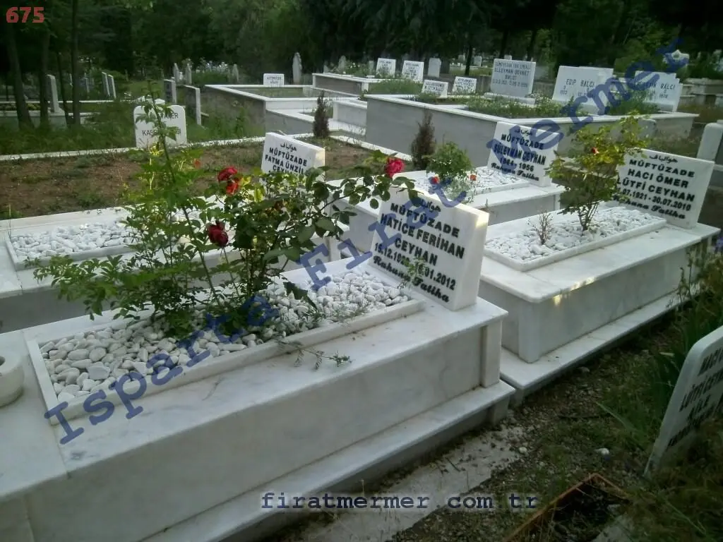 Isparta’da yapılmış, çerçeveli ve baş taşlı bir kabir — 76