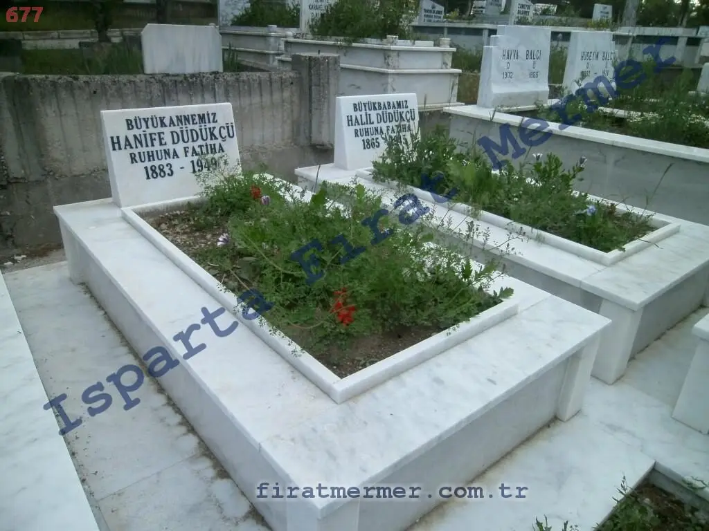 Isparta’da yapılmış, çerçeveli ve baş taşlı bir kabir — 79