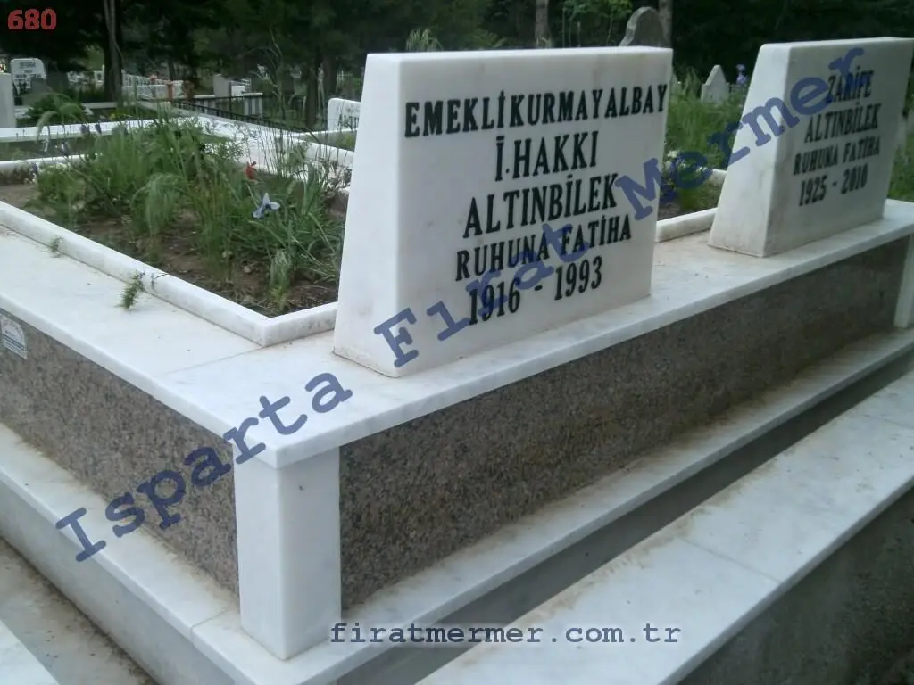 Isparta’da yapılmış, çerçeveli ve baş taşlı bir kabir — 81