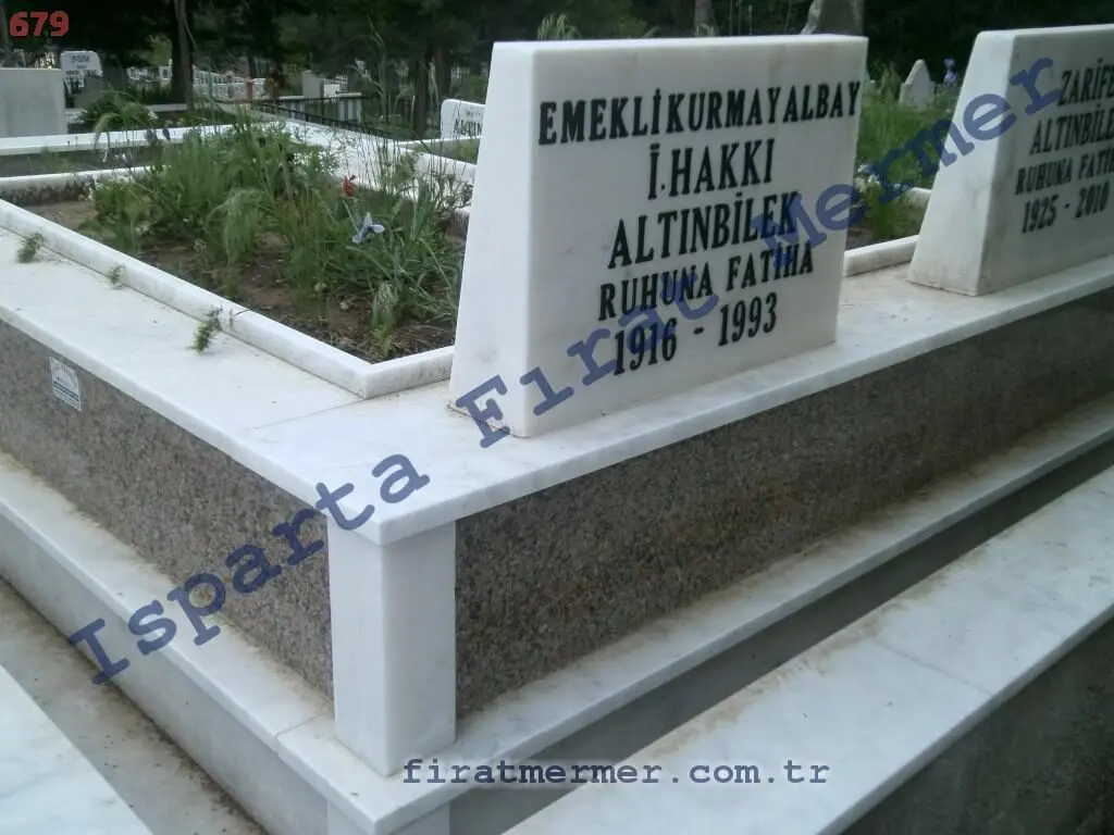 Isparta’da yapılmış, çerçeveli ve baş taşlı bir kabir — 82