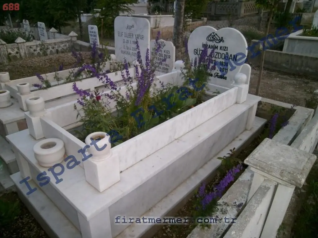 Isparta’da yapılmış, çerçeveli ve baş taşlı bir kabir — 84