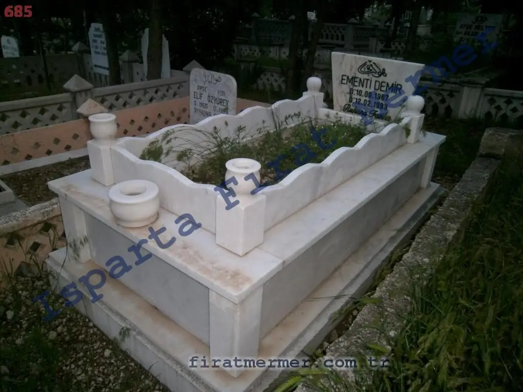 Isparta’da yapılmış, çerçeveli ve baş taşlı bir kabir — 87