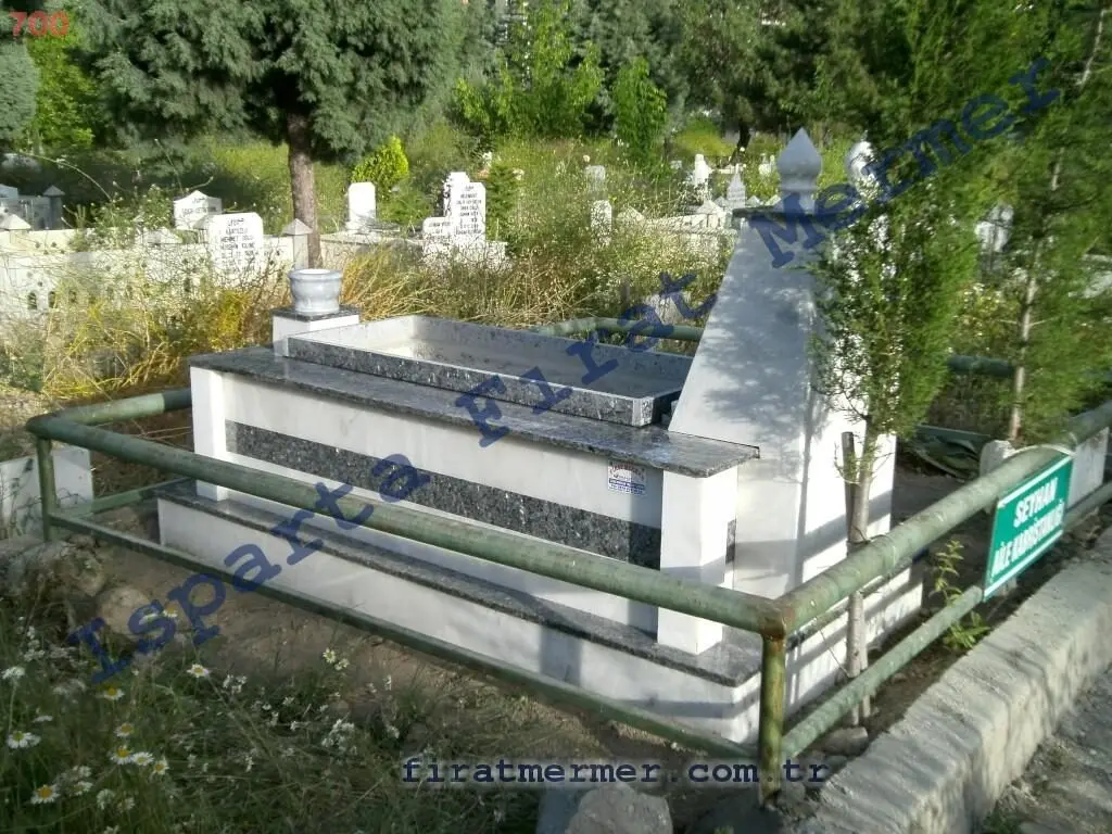 Isparta’da yapılmış, çerçeveli ve baş taşlı bir kabir — 101