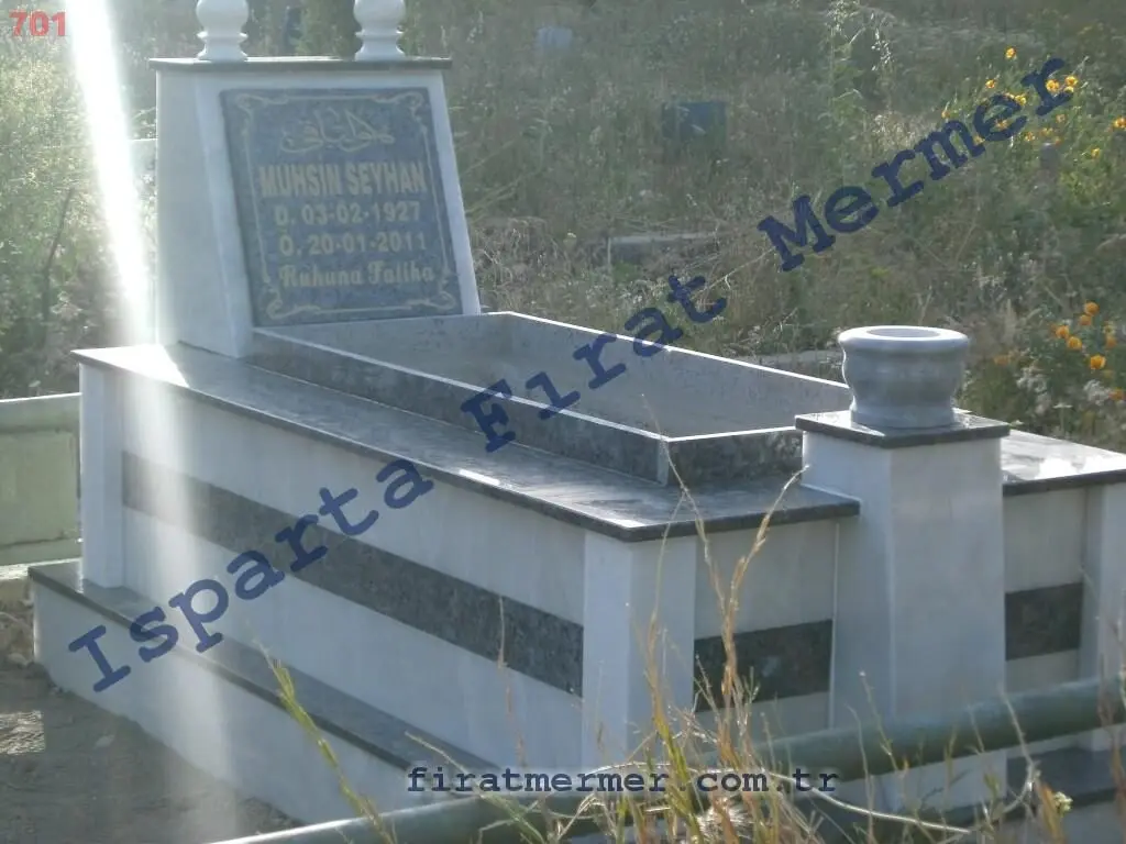Isparta’da yapılmış, çerçeveli ve baş taşlı bir kabir — 103