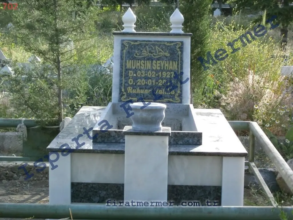 Isparta’da yapılmış, çerçeveli ve baş taşlı bir kabir — 104
