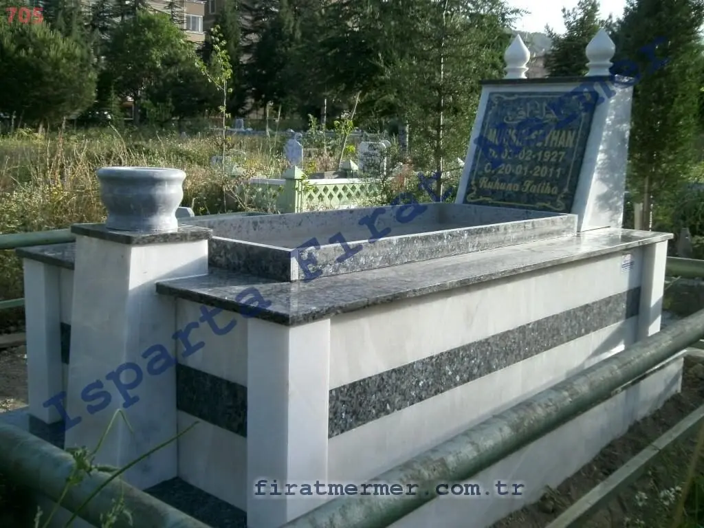 Isparta’da yapılmış, çerçeveli ve baş taşlı bir kabir — 105