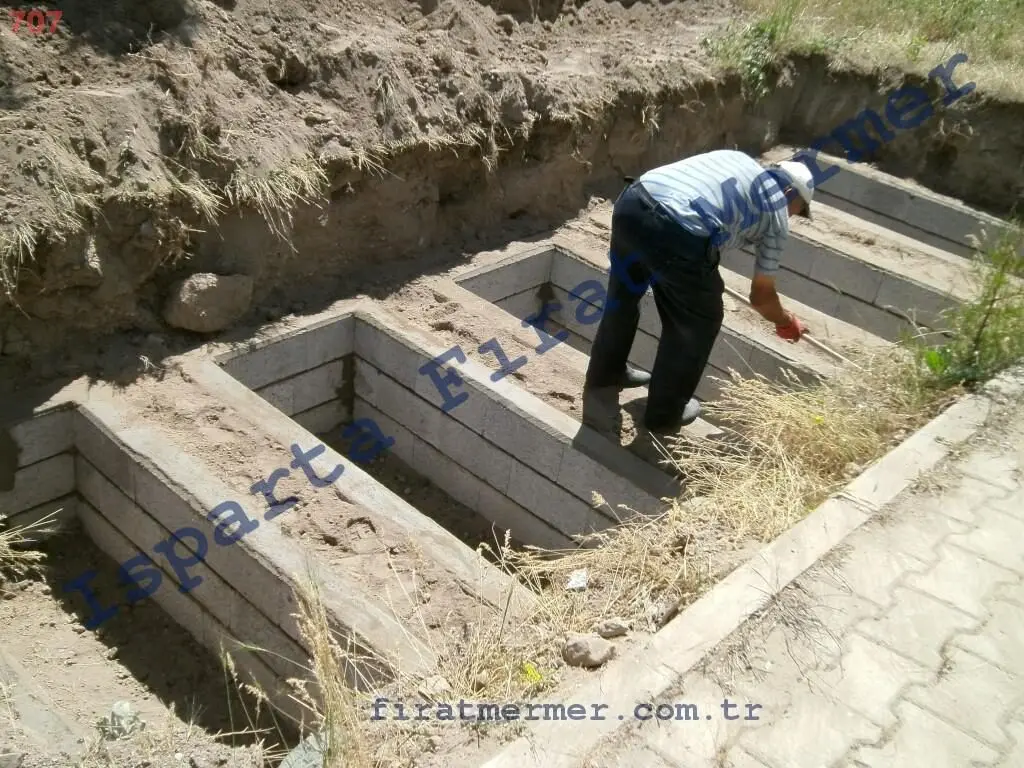 Isparta’da yapılmış, çerçeveli ve baş taşlı bir kabir — 106