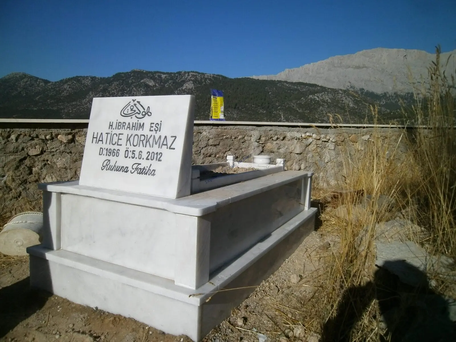 Isparta’da yapılmış, çerçeveli ve baş taşlı bir kabir — 109