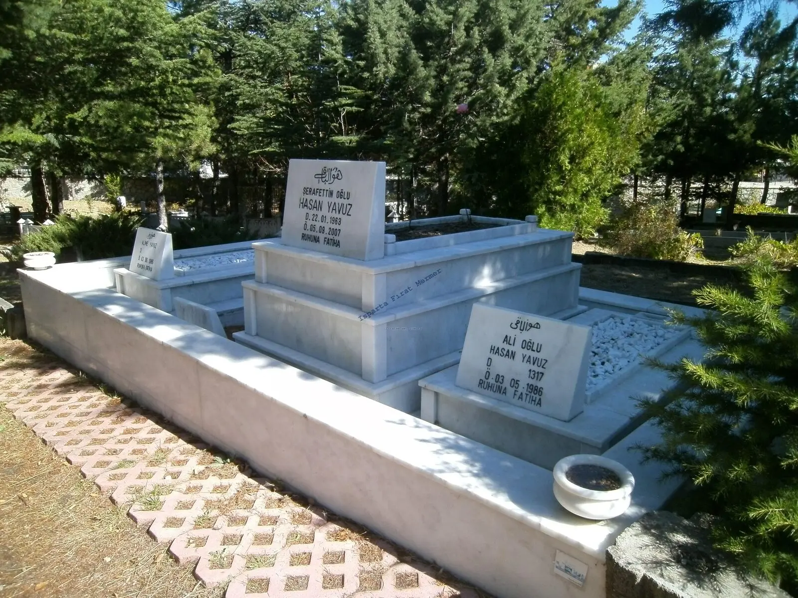 Isparta’da yapılmış, çerçeveli ve baş taşlı bir kabir — 116