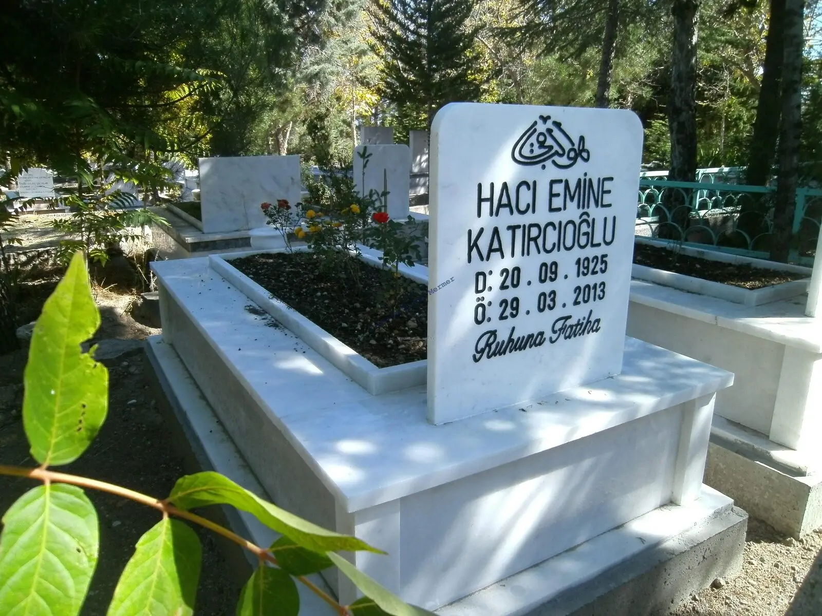 Isparta’da yapılmış, çerçeveli ve baş taşlı bir kabir — 117