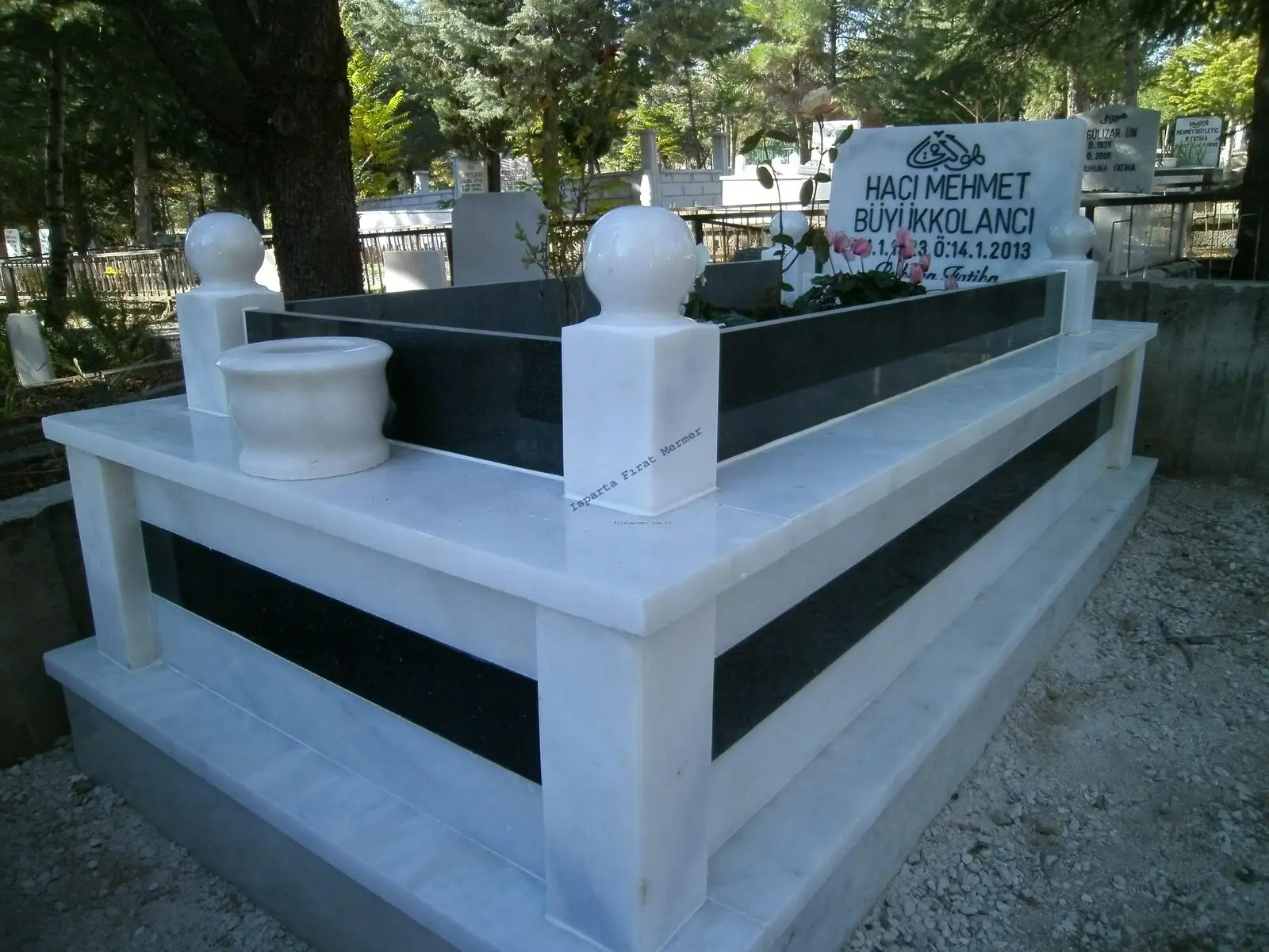 Isparta’da yapılmış, çerçeveli ve baş taşlı bir kabir — 119