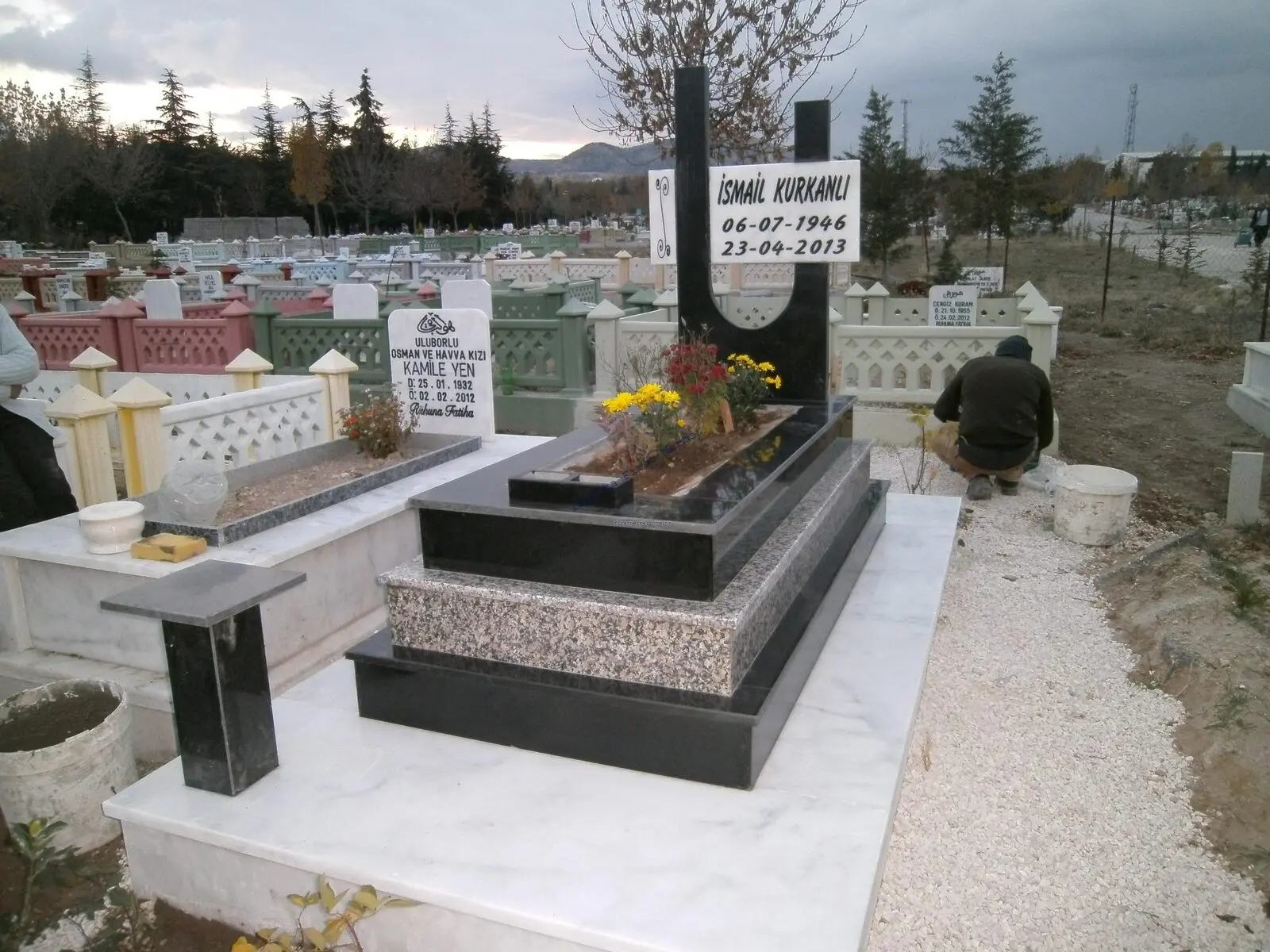 Isparta’da yapılmış, çerçeveli ve baş taşlı bir kabir — 120