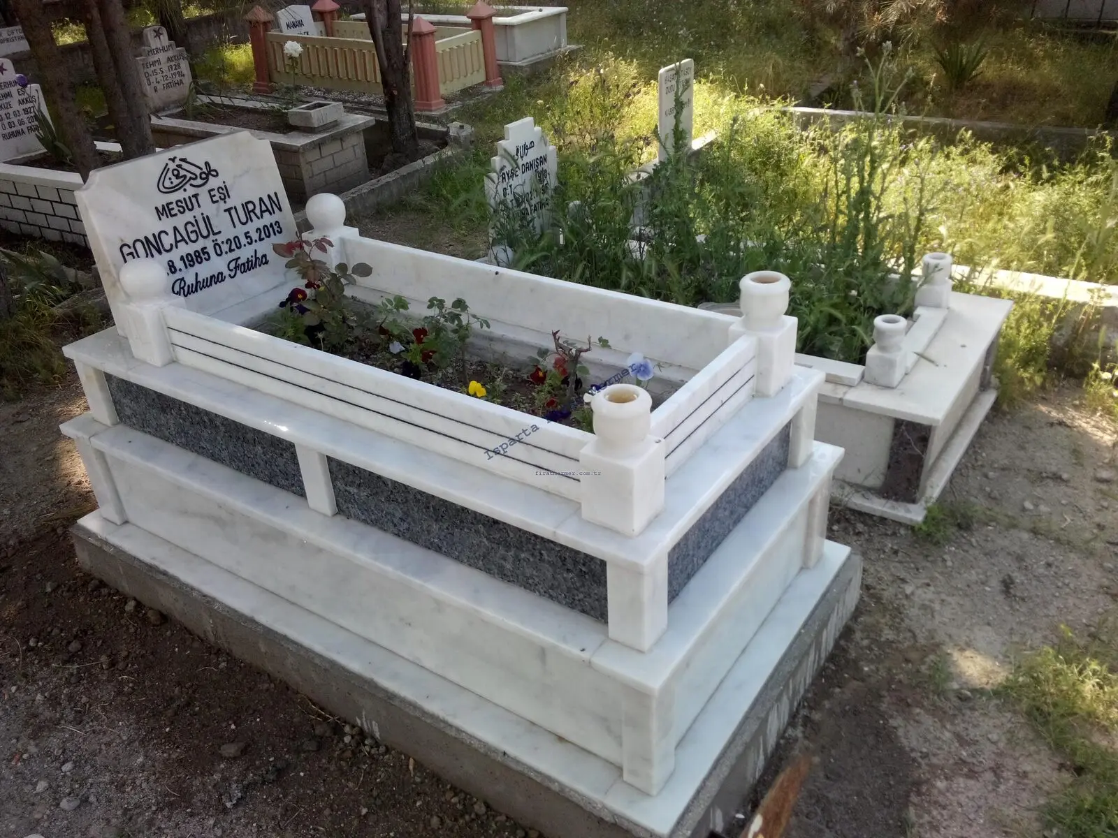 Isparta’da yapılmış, çerçeveli ve baş taşlı bir kabir — 126