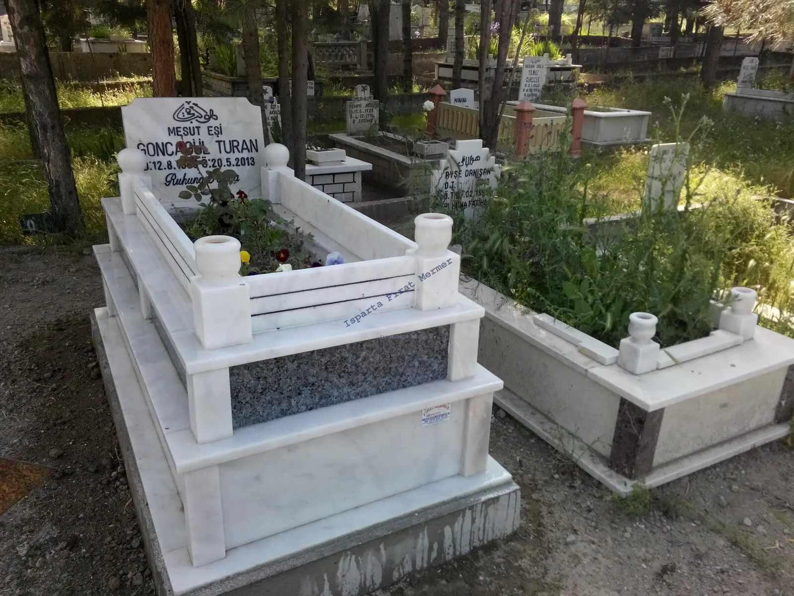 Isparta’da yapılmış, çerçeveli ve baş taşlı bir kabir — 127