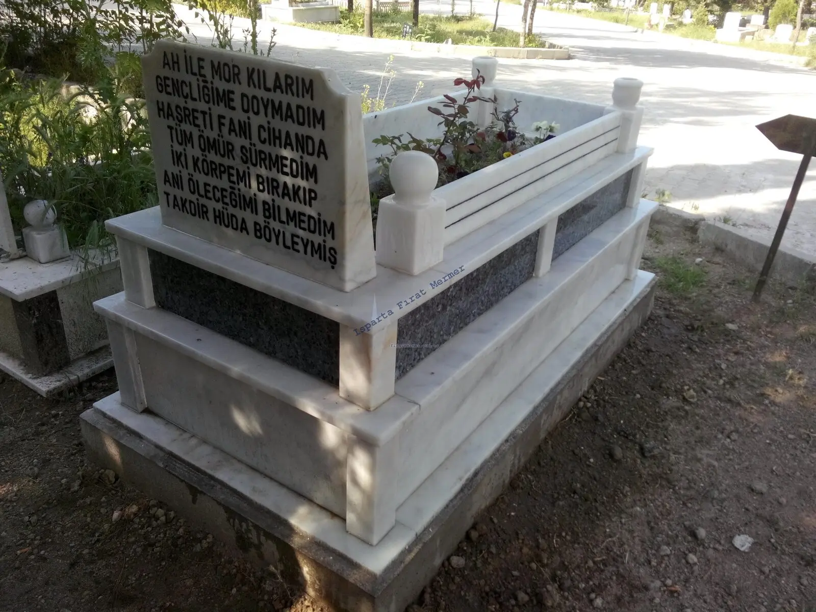 Isparta’da yapılmış, çerçeveli ve baş taşlı bir kabir — 128