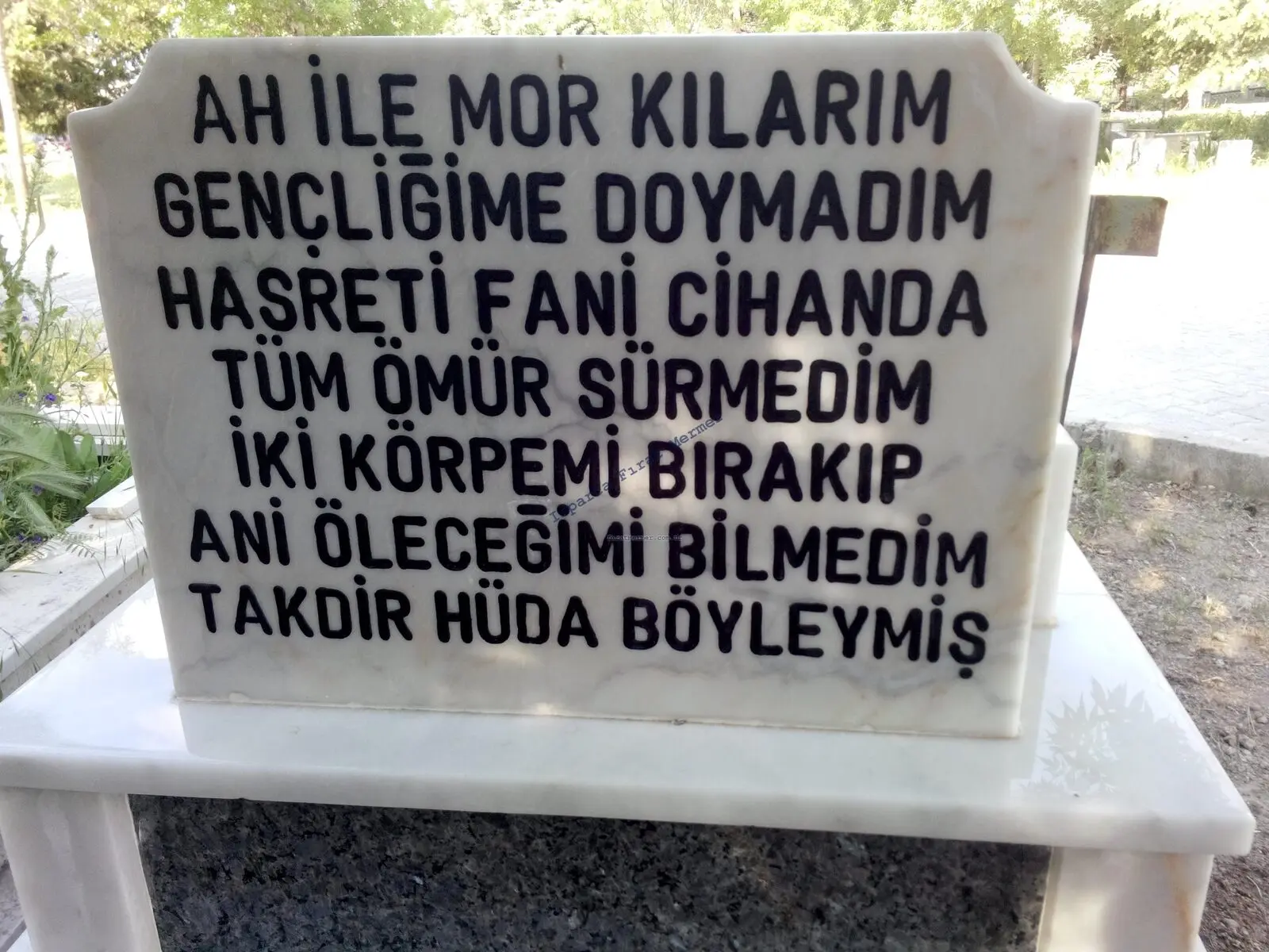 Isparta’da yapılmış, çerçeveli ve baş taşlı bir kabir — 129