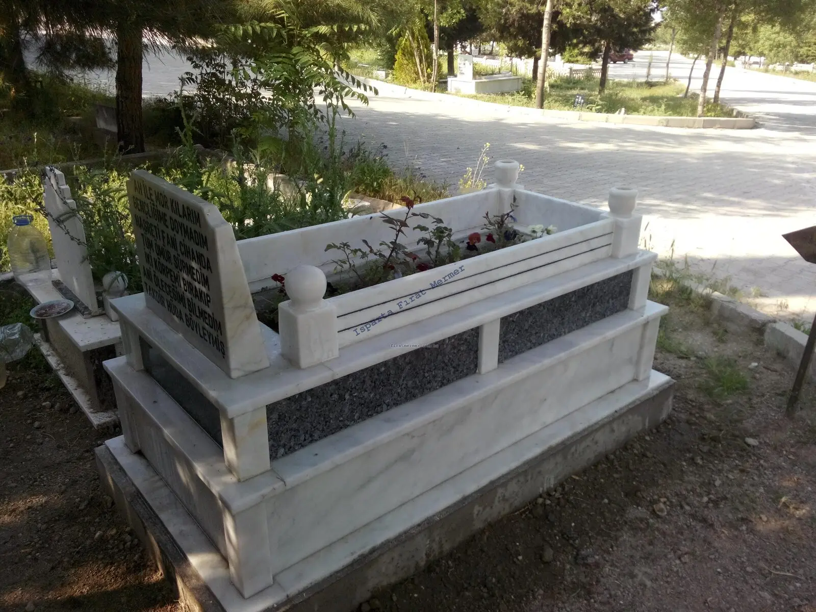 Isparta’da yapılmış, çerçeveli ve baş taşlı bir kabir — 130