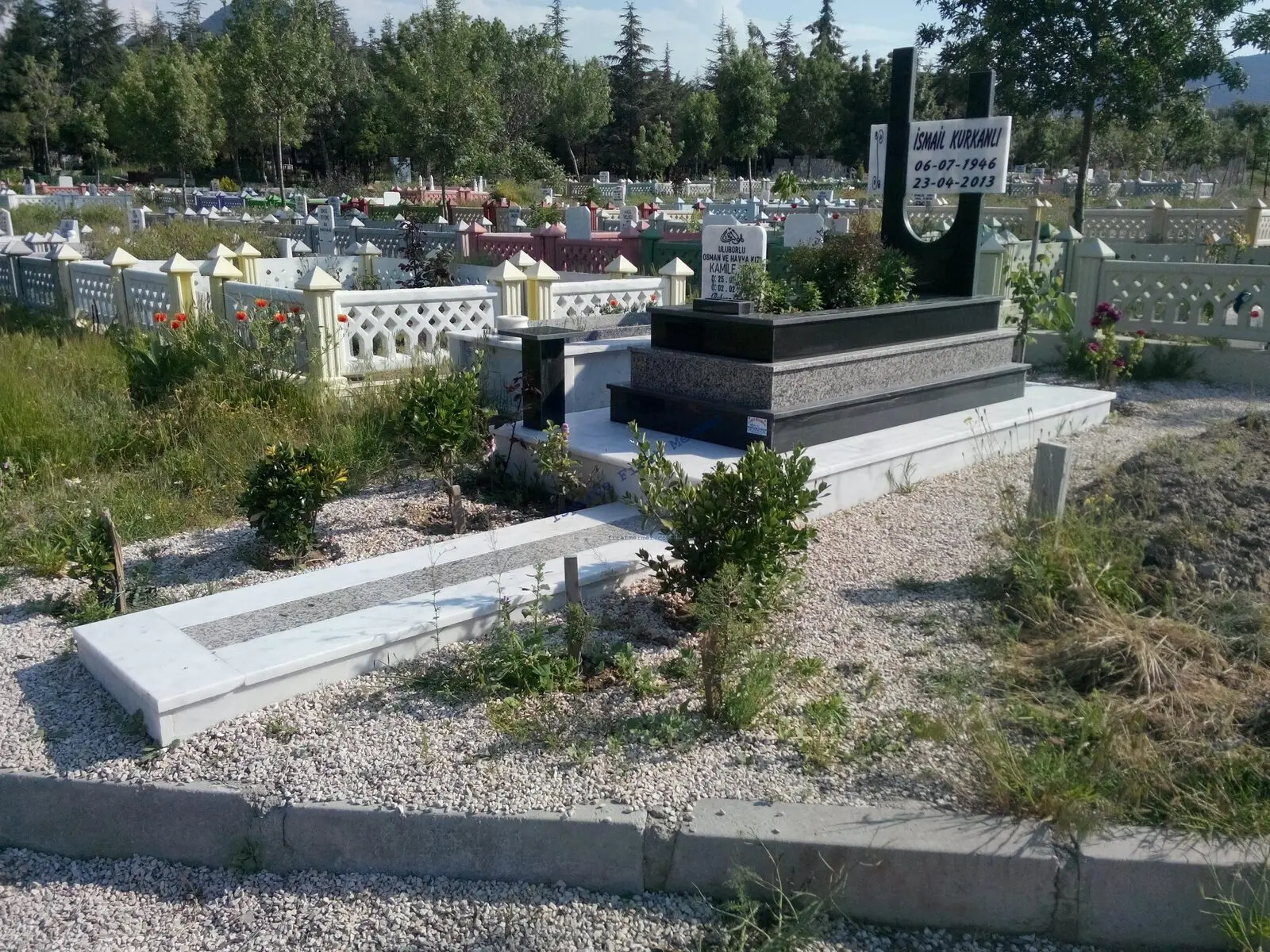 Isparta’da yapılmış, çerçeveli ve baş taşlı bir kabir — 131